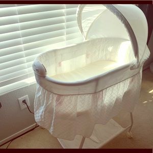 Delta Children Deluxe Sweet Beginnings Bassinet